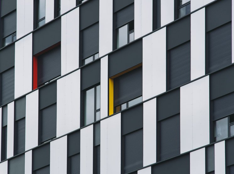 Costo adicional de zócalo reforzado y detalles especiales en España